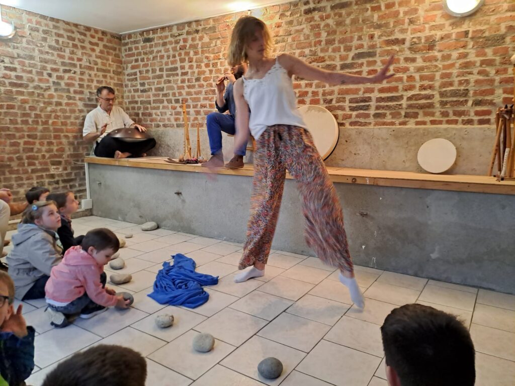 Laurine Watteau en train de pratiquer la danse intuitive