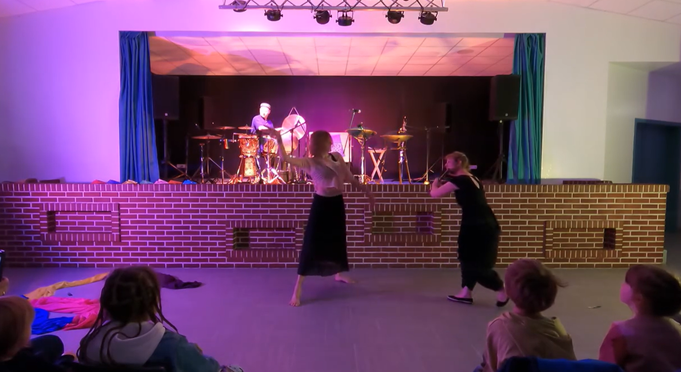 En pleine session de danse intuitive artistique